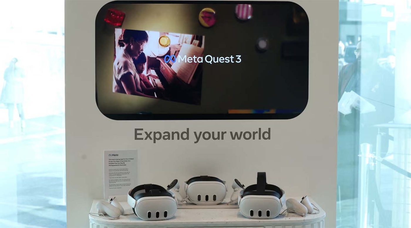 Kính Meta Quest 3 Trên Kệ