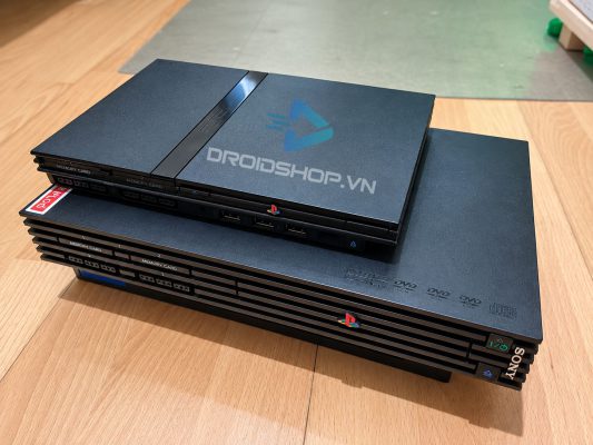 Playstation 2 Slim (trên) Và Playstation 2 Fat (dưới)
