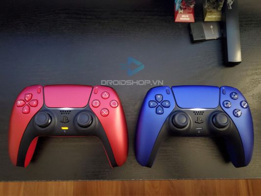 Tay Cầm Dualsense Màu Volcanic Red (trái) Và Cobalt Blue (phải)